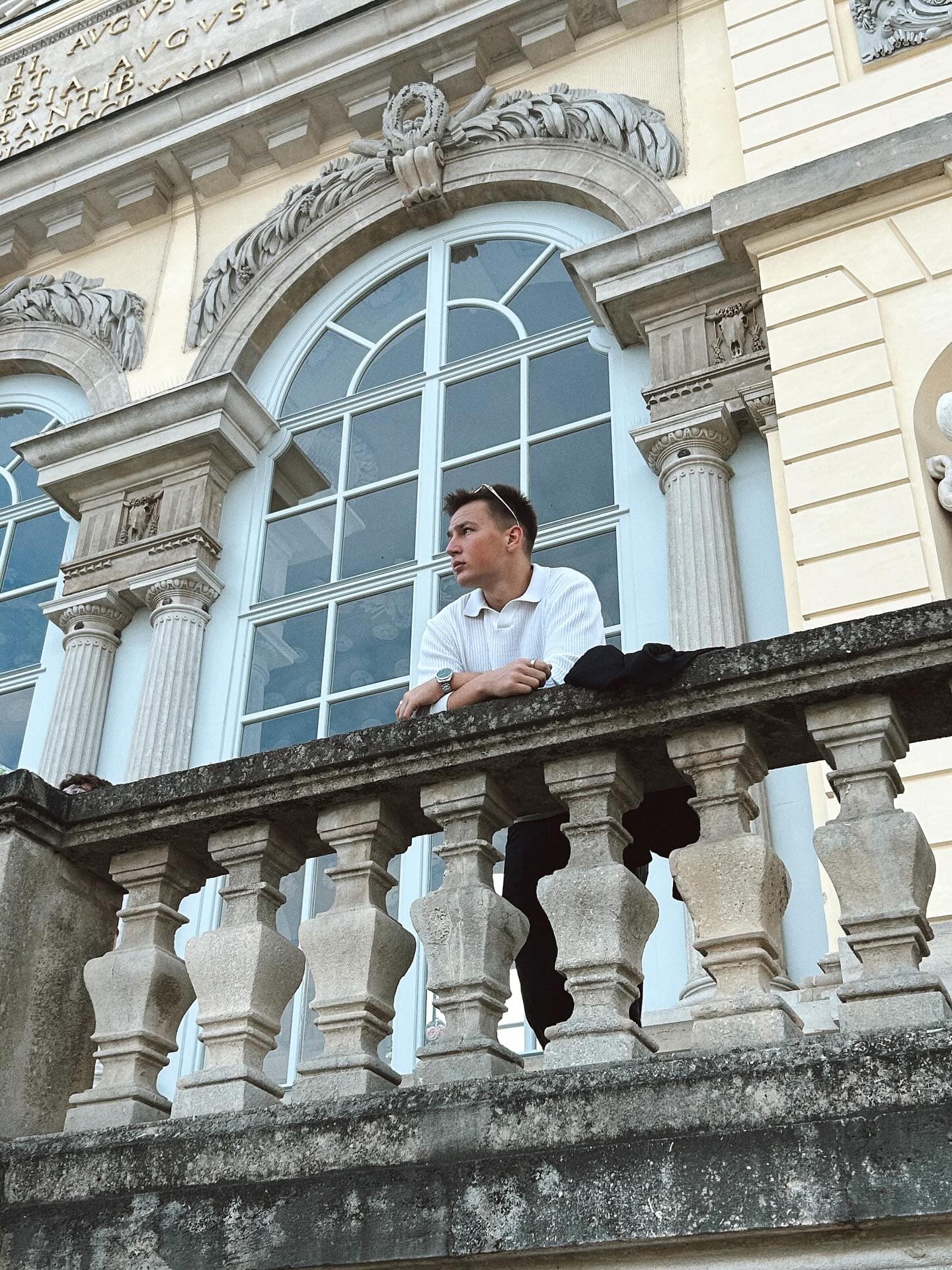 Borrowed balcony